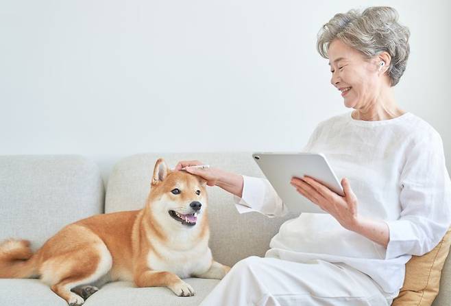 우리나라 세 집 중에 한 집이 반려동물을 키우는 데, 그 중 40%는 5060세대인 것으로 나타났다. 집에는 개털이 날리고, 여행도 마음대로 못 가지만 중년의 한국인들은 반려동물을 가족으로 맞이하고 있다. 경제적 여유를 되찾은 그들은 자녀 혹은 배우자가 떠난 자리에 반려동물을 받아들이면서 새로운 삶을 일으키고 있다. /게티이미지뱅크