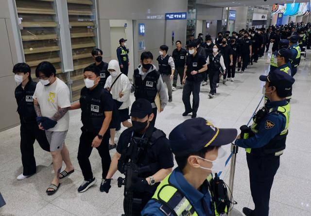 18일 오전 인천국제공항 2터미널에서 캄보디아에서 범죄에 가담했다가 이민 당국에 구금된 한국인 64명이 국내로 송환돼 입국장으로 들어서고 있다. 영종도=최주연 기자