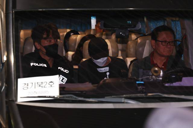 캄보디아 당국의 범죄단지 단속으로 적발돼 구금됐던 한국인들이 18일 오전 인천국제공항 2터미널을 통해 송환되고 있다. 영종도=최주연 기자