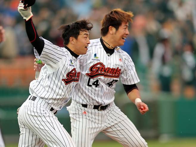 2013년 롯데에서 함께 뛸 당시의 손아섭(왼쪽)과 강민호. _[연합뉴스 자료사진]