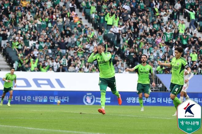 18일 수원FC전에서 골을 넣은 티아고(가운데).&nbsp; &nbsp;사진=프로축구연맹 제공&nbsp;