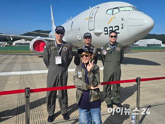 김윤슬(13)군이 17일 P-8A 항공기 앞에서 조종사들과 사진을 찍고 있다. [사진=최란 기자]