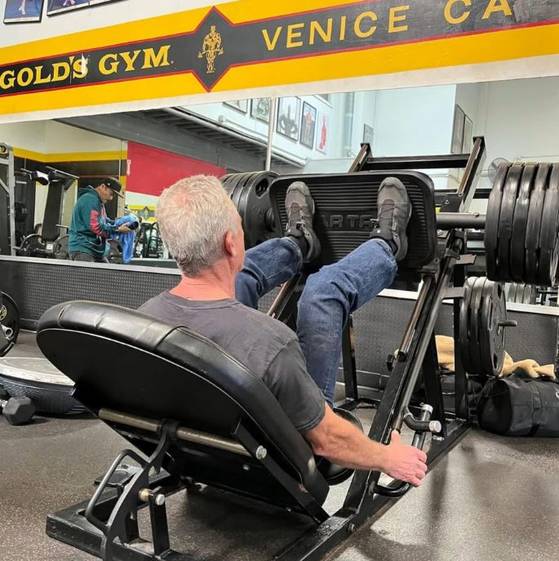 그간 여러 논란에 휩싸여 왔던 로버트 케네디 미국 보건복지부 장관이 이번에는 청바지를 입은 채 운동을 하는 모습으로 도마 위에 올랐다. 청바지의 소재 특성상 땀을 흘리는 활동에 적합하지 않다는 비판이 나오지만, 케네디 장관은 소신을 굽히지 않고 있다. 케네디 장관이 레그프레스(다리를 뻗어 무거운 운동기구를 몸에서 멀리 밀어내는 웨이트 트레이닝)를 하는 모습. 사진 인스타그램 캡처