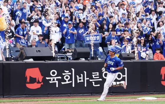 18일 PO 1차전에서 역전 솔로 홈런을 터트린 김태훈. 뉴스1