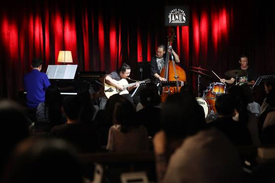 광화문에서 부활한 야누스는 ‘서울의 블루노트’를 꿈꾸며 매일 라이브 공연을 연다. [연합뉴스]