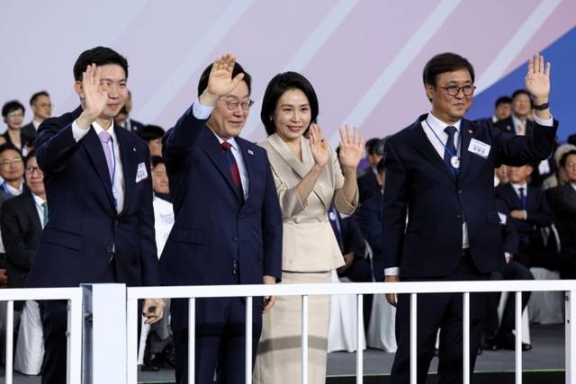 ▲ 유승민 대한체육회장(왼쪽부터)과 이재명 대통령, 김혜경 여사, 최휘영 문화체육관광부 장관이 17일 부산아시아드주경기장에서 열린 제106회 전국체육대회 개회식에 참석해 입장하는 선수들에 손을 흔들고 있다. 연합뉴스