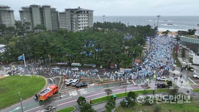 ▲ 동해안 청정해변을 질주하는 ‘2025 경포마라톤대회’가 18일 경포중앙광장에서 1만여명의 마라톤 동호인과 시민들이 참가한 가운데 성황리에 개최됐다.
