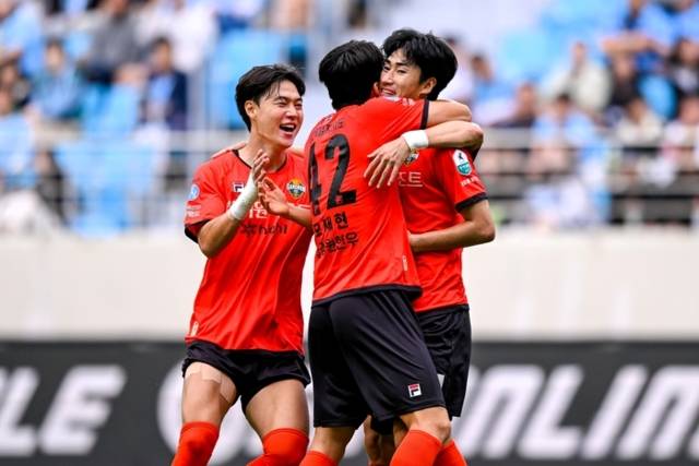 ▲ 강원FC 서민우가 18일 대구iM뱅크파크에서 열린 대구FC와 하나은행 K리그1 2025 33라운드 맞대결에서 추가골을 터트린 뒤 동료들의 축하를 받고 있다. 강원FC 제공