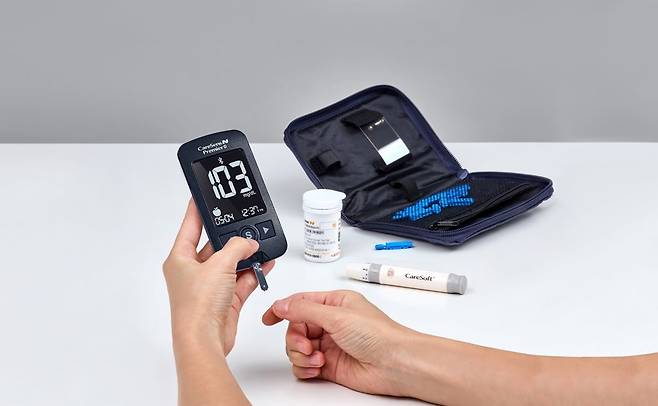 케어센스N Premier 제품 사용 모습. 아이센스 제공