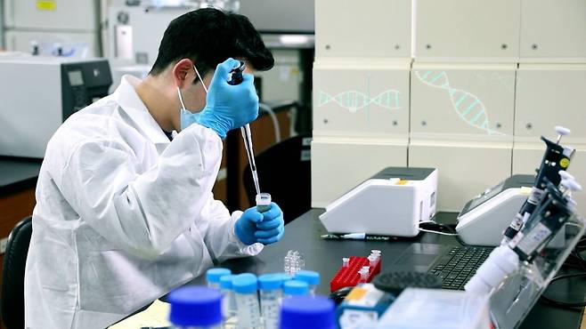 아이센스 연구원이 바이오 실험을 하고 있다. 아이센스 제공