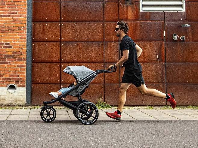 조깅용 유모차 가운데 국내에서 가장 잘 알려진 브랜드는 툴레(Thule)의 제품. 세 개의 큰 바퀴와 손잡이에 달린 브레이크가 특징이다./사진=툴레