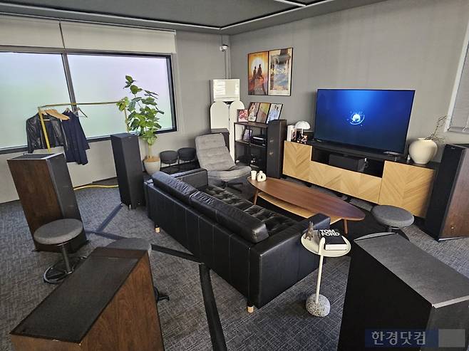 돌비 래버러토리스가 지난 13일 서울 서초구에 위치한 양재 돌비 하우스에서 돌비 애트모스·돌비 비전 기술을 시연했다. 감상실이 집안 거실처럼 구현된 모습. 사진=박수빈 기자