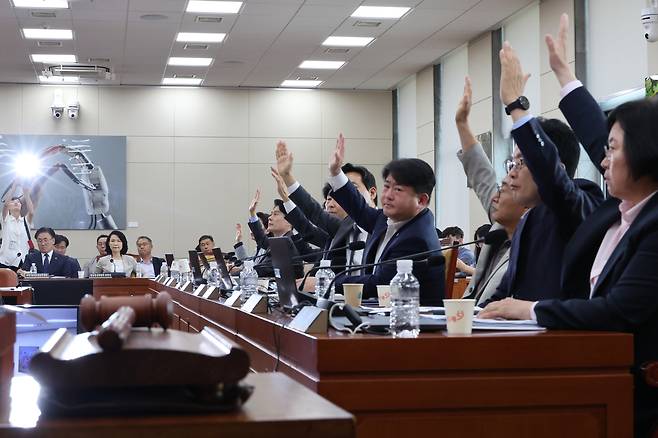 지난 7월 국회 과학기술정보방송통신위원회 전체회의에서 더불어민주당 소속 위원들이 ‘방송 3법’에 대해 찬성 표결하고 있다. 연합뉴스