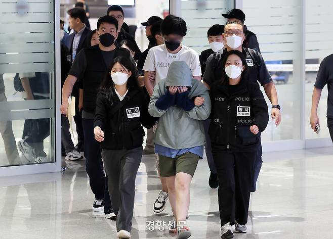 캄보디아에서 보이스피싱 등 범죄에 가담해 현지 이민 당국에 구금됐던 한국인들이 18일 인천국제공항 제2터미널을 통해 송환되고 있다. 2025.10.18 문재원 기자