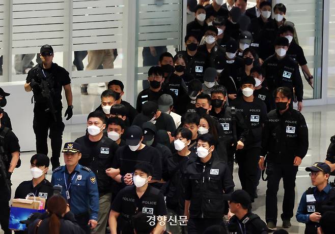 캄보디아에서 보이스피싱 등 범죄에 가담해 현지 이민 당국에 구금됐던 한국인들이 18일 인천국제공항 제2터미널을 통해 송환되고 있다. 문재원 기자