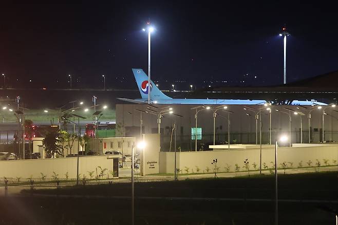 캄보디아 온라인 사기에 가담해 구금된 한국인들 탑승한 버스가 17일(현지시간) 캄보디아 프놈펜 인근 테초국제공항에서 송환을 위해 마련된 전세기로 향하고 있다.  연합뉴스