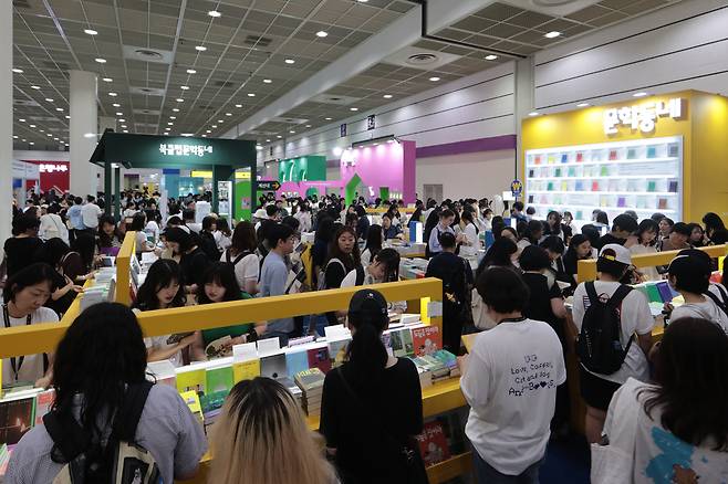 Visitors check out books at the 2025 Seoul International Book Fair held at Coex on Wednesday. (Yonhap)