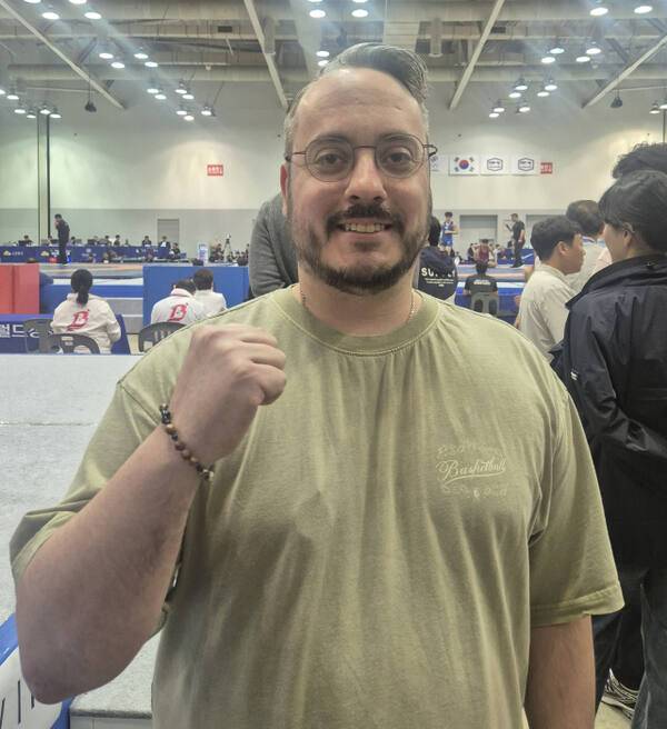 ‘레슬링 마니아’인 브라이언 와이로스톡씨가 제106회 전국체육대회 레슬링 경기 현장을 찾았다. 임창만기자