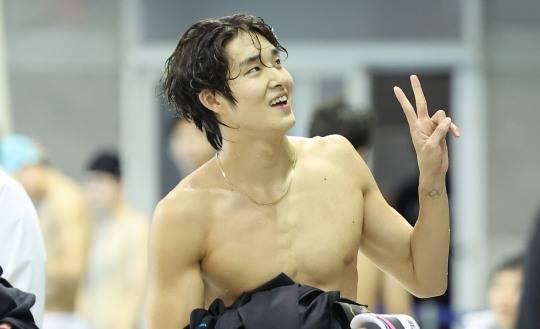 김우민 '팬들 향해'. 사진[연합뉴스]