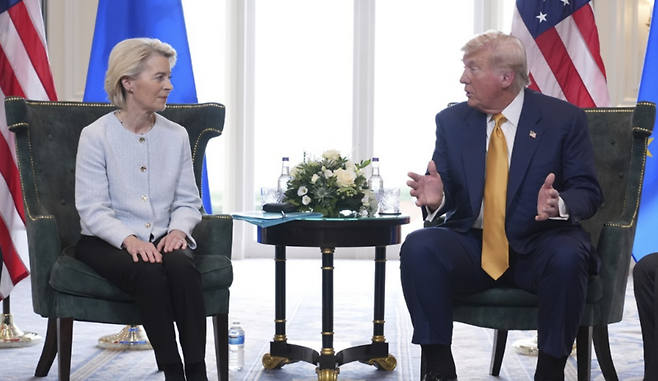 우르줄라 폰 데어라이엔 유럽연합 집행위원장과 도널드 트럼프 미국 대통령 / 사진=AP 연합뉴스