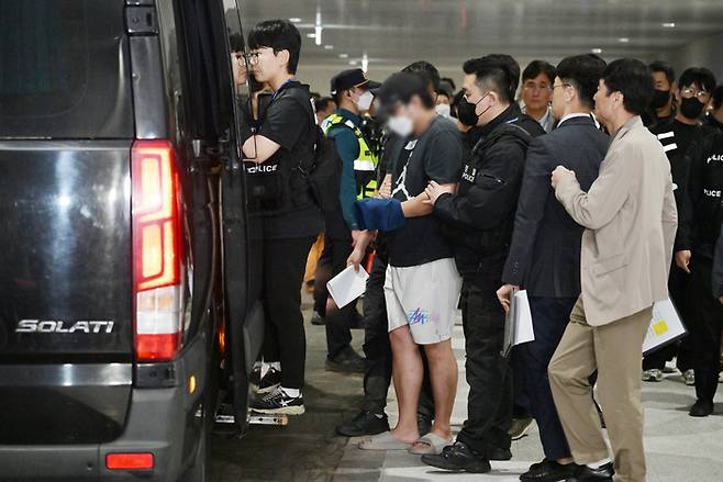 호송차 오르는 캄보디아 귀국 한국인 구금자들 [사진출처=연합뉴스]