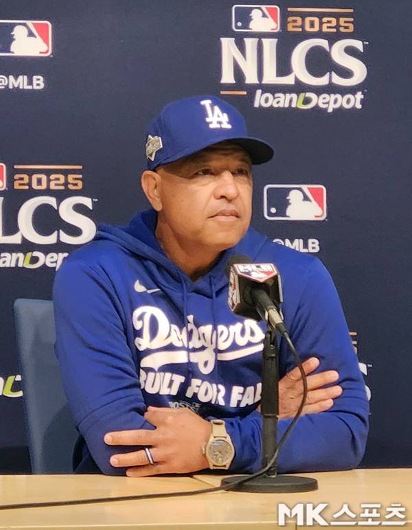 로버츠 다저스 감독이 18일(한국시간) 인터뷰를 갖고 있다. 사진(美 로스앤젤레스)= 김재호 특파원