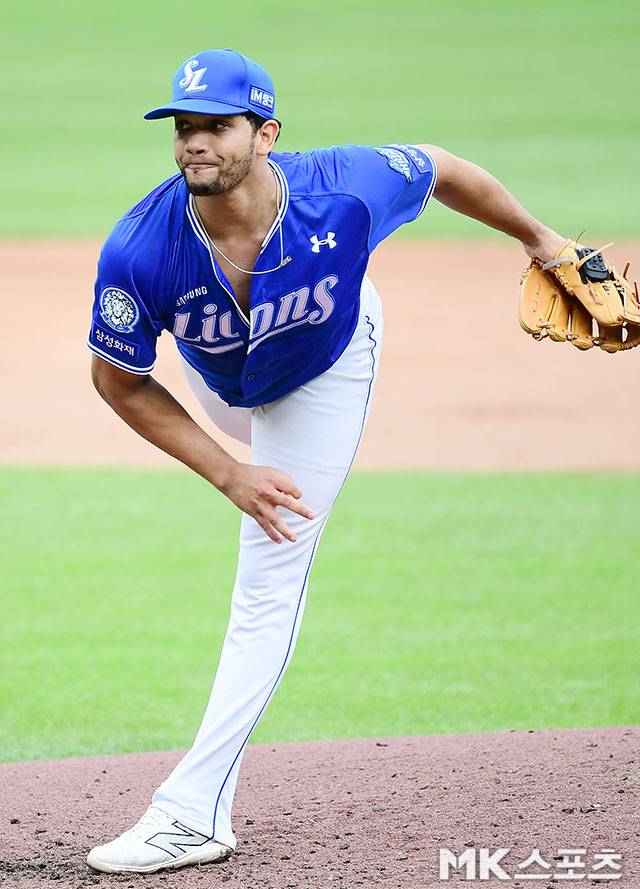 18일 오후 대전 한화생명볼파크에서 ‘2025 신한 SOL Bank KBO 포스트시즌’ 삼성 라이온즈와 한화 이글스의 플레이오프(5전 3선승제) 1차전이 열렸다. 삼성 선발 가라비토가 역투하고 있다. 사진(대전)=김영구 기자