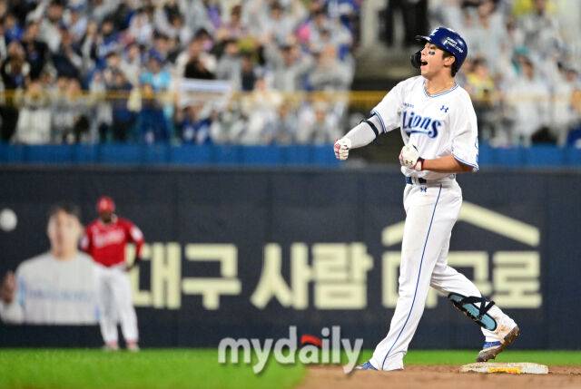 2025년 10월 13일 오후 대구 삼성라이온즈파크에서 열린 '2025 신한 SOL Bank KBO 포스트시즌' SSG 랜더스와 삼성 라이온즈의 준플레이오프 3차전 경기. 삼성 김영웅이 5회말 2사 1.2루서 1타점 2루타를 친 뒤 기뻐하고 있다./마이데일리