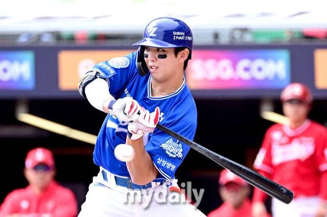 2025년 10월 11일 오후 인천 SSG랜더스필드에서 '2025 신한 SOL Bank KBO 포스트시즌' 삼성 라이온즈와 SSG 랜더스의 준플레이오프 2차전이 열렸다. 삼성 김영웅이 2회초 1사 후 삼진을 당하고 있다./마이데일리