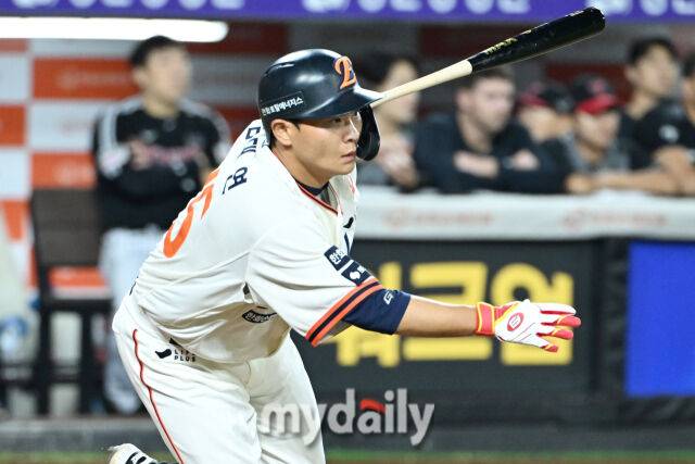 29일 대전 한화생명 볼파크 야구장에서 열린 '2025 신한 SOL BANK KBO리그' LG 트윈스와 한화 이글스 경기. 한화 김태연이 8회말 1사 1-2루에 안타를 치고 있다./마이데일리