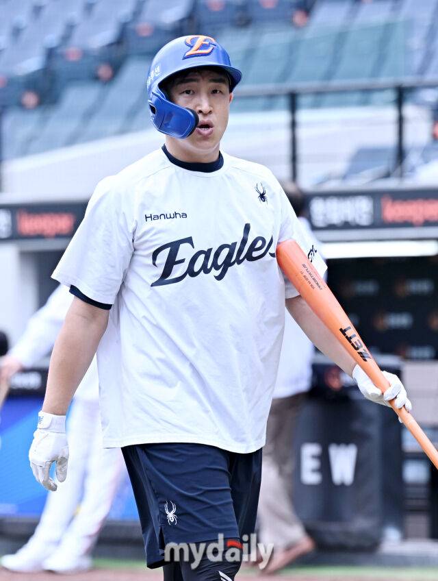 17일 오후 대전광역시 중구 대전 한화생명볼파크에서 진행되는 '2025 프로야구 KBO리그 포스트시즌' 플레이오프(PO) 1차전 한화이글스와 삼성라이온즈의 경기. 한화 손아섭이 경기전 훈련에 나서고 있다./대전 = 송일섭 기자