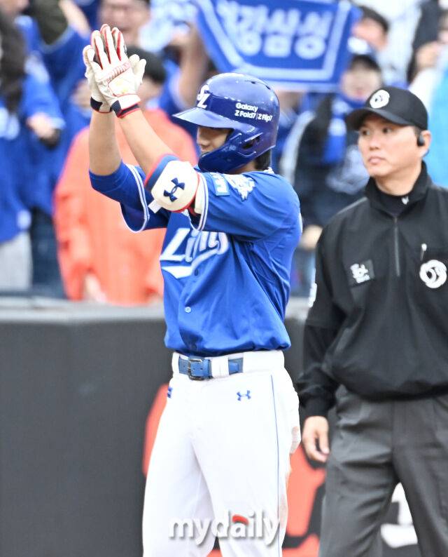 18일 오후 대전광역시 중구 대전 한화생명볼파크에서 진행된 '2025 프로야구 KBO리그 포스트시즌' 플레이오프(PO) 1차전 한화이글스와 삼성라이온즈의 경기. 삼성 이재현이 2회초 무사 2,3루서 2타점 적시타를 친 뒤 환호하고 있다./대전 = 송일섭 기자