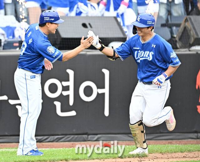 18일 오후 대전광역시 중구 대전 한화생명볼파크에서 진행된 '2025 프로야구 KBO리그 포스트시즌' 플레이오프(PO) 1차전 한화이글스와 삼성라이온즈의 경기 삼성 김태훈이 4회초 솔로홈런을 터뜨린 뒤 이종욱 3루 코치와 환호하고 있다./대전=송일섭 기자