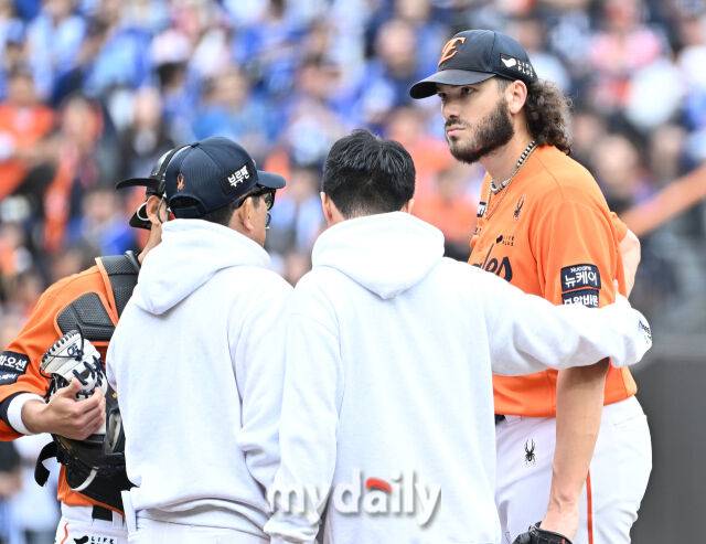 18일 오후 대전광역시 중구 대전 한화생명볼파크에서 진행된 '2025 프로야구 KBO리그 포스트시즌' 플레이오프(PO) 1차전 한화이글스와 삼성라이온즈의 경기. 한화 폰세가 2회초 2점을 허용한 뒤 양상문 코치와 이야기를 나누고 있다./대전 = 송일섭 기자