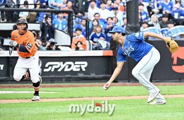 18일 오후 대전광역시 중구 대전 한화생명볼파크에서 진행된 '2025 프로야구 KBO리그 포스트시즌' 플레이오프(PO) 1차전 한화이글스와 삼성라이온즈의 경기. 삼성 가라비토가 2회말 2사 2,3루서 손아섭의 타구를 잡아 홈으로 던지고 있다./대전=송일섭 기자
