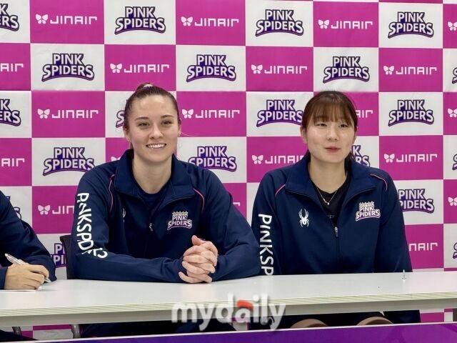 흥국생명 레베카와 서채현./인천=이보미 기자