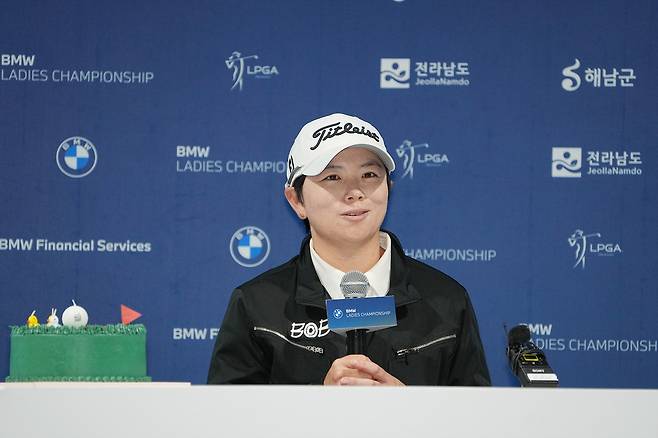 지은희가 18일 LPGA 투어 BMW 레이디스 챔피언십 3라운드를 마친 후 은퇴 기자회견을 하고 있다.   [대회 조직위 제공]