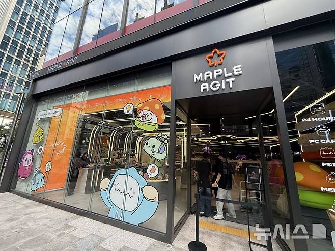[서울=뉴시스]이수린 수습 기자 = 넥슨이 강남역 신분당선 4번 출구 인근 건물 1층에 PC방 '메이플 아지트'를 운영한다.