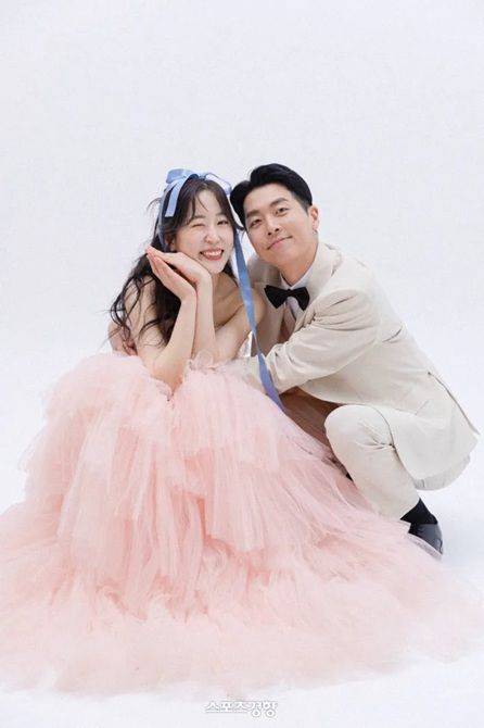 [서울=뉴시스] 왼쪽부터 방송인 나누리, 코미디언 오지환. (사진=오지환 인스타그램) 2025.10.18. photo@newsis.com *재판매 및 DB 금지