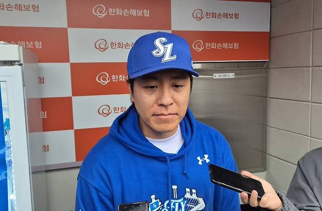 [대전=뉴시스]문채현 기자=프로야구 삼성 라이온즈의 베테랑 포수 강민호가 18일 대전 한화생명볼파크에서 열리는 2025 신한 쏠뱅크 KBO 포스트시즌 플레이오프(PO·5전3선승제) 1차전을 앞두고 인터뷰를 진행하고 있다. 2025.10.18. dal@newsis.com *재판매 및 DB 금지