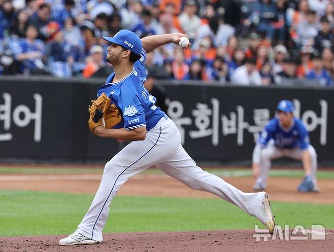 [대전=뉴시스] 김진아 기자 = 18일 대전 중구 한화생명볼파크에서 열린 2025 KBO 포스트시즌 삼성 라이온즈와 한화 이글스의 경기, 삼성 가라비토가 역투하고 있다. 2025.10.18. bluesoda@newsis.com