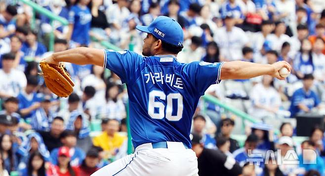 [서울=뉴시스] 박주성 기자 = 11일 인천 미추홀구 SSG랜더스필드에서 열린 2025 KBO 포스트시즌 준플레이오프 2차전 삼성 라이온즈와 SSG 랜더스의 경기, 섬성 선발 가라비토가 역투하고 있다. 2025.10.11. park7691@newsis.com