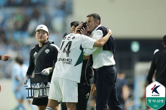 [서울=뉴시스]K리그1 전북 현대 전진우와 포옛 감독. (사진=한국프로축구연맹 제공)