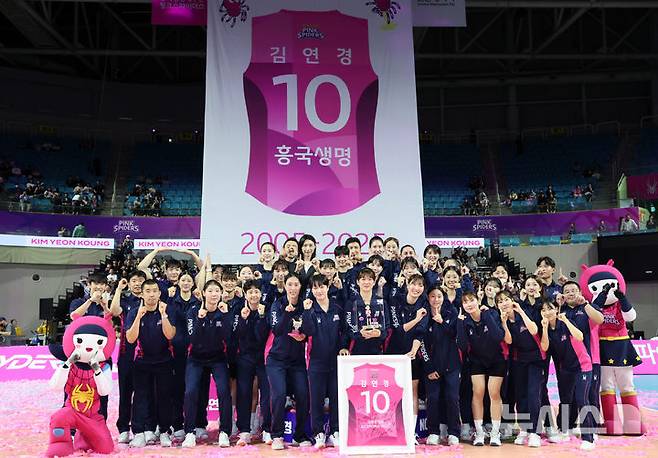 [인천=뉴시스] 이영환 기자 = 김연경이 18일 오후 인천 부평구 삼산월드체육관에서 열린 진에어 2025-2026 V리그 여자부 흥국생명과 정관장의 경기 종료 후 진행된 은퇴식에서 선수들과 기념촬영을 하고 있다. 2025.10.18. 20hwan@newsis.com