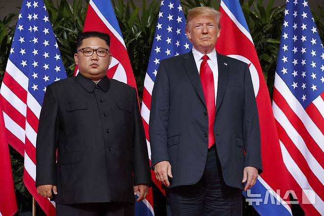 [센토사=AP/뉴시스] 도널드 트럼프 미국 대통령이 11월 아시아 지역 순방을 계기로 김정은 북한 국무위원장과의 회동을 물밑 타진하고 있다고 CNN이 보도했다. 사진은 트럼프 대통령이 2018년 6월12일 싱가포르 센토사 섬에서 김 위원장을 만난 모습. 2025.10.18.