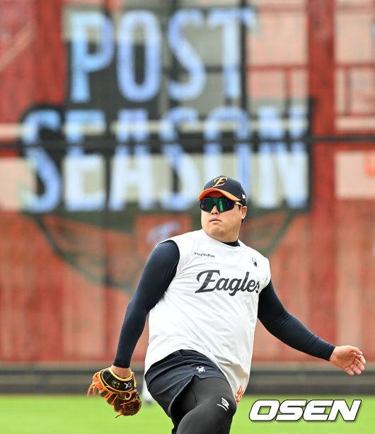 [OSEN=대전, 이대선 기자] 17일 오후 대전 한화생명볼파크에서 2025 신한 SOL Bank KBO리그 포스트시즌 플레이오프 1차전 한화 이글스와 삼성 라이온즈의 경기가 열렸다.한화는 폰세, 삼성은 가라비토를 선발 투수로 내세웠다.경기에 앞서 한화 류현진이 훈련 중인 선수들을 바라보고 있다. 2025.10.17 /sunday@osen.co.k