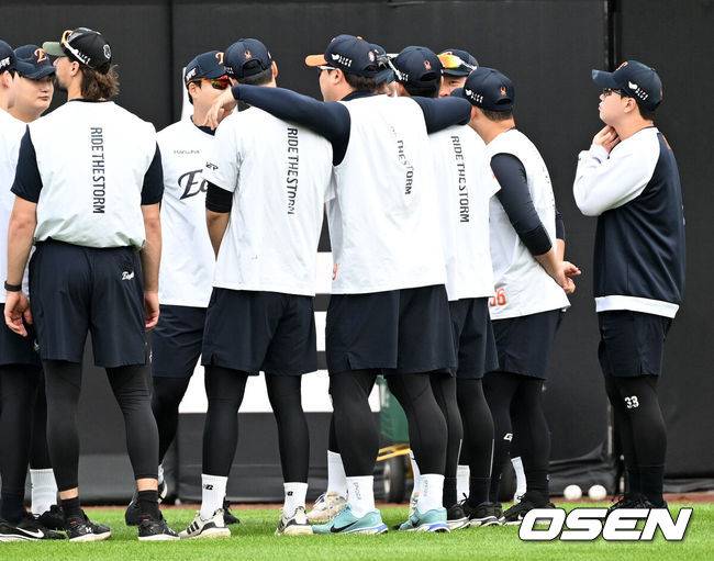 [OSEN=대전, 이대선 기자] 17일 오후 대전 한화생명볼파크에서 2025 신한 SOL Bank KBO리그 포스트시즌 플레이오프 1차전 한화 이글스와 삼성 라이온즈의 경기가 열렸다.한화는 폰세, 삼성은 가라비토를 선발 투수로 내세웠다.경기에 앞서 한화 류현진이 투수조와 이야기를 나누고 있다. 2025.10.17 /sunday@osen.co.k