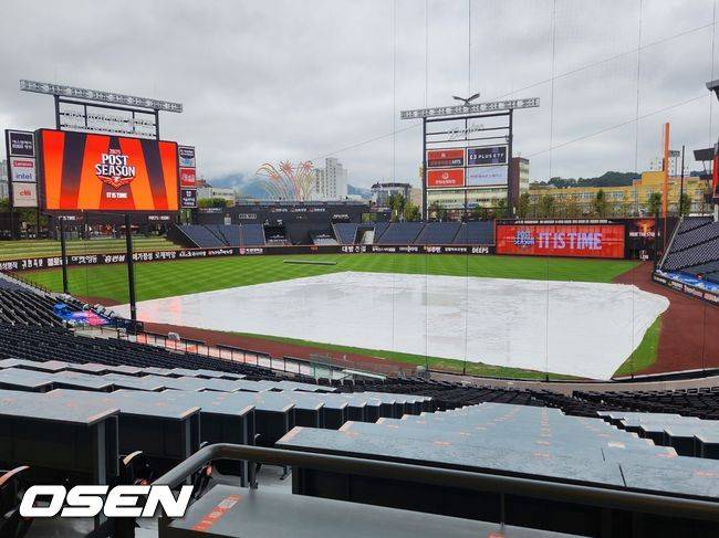 [OSEN=대전, 이상학 기자] 18일 플레이오프 1차전을 앞두고 대전 한화생명볼파크에 방수포가 덮여있다. 2025.10.18 /waw@osen.co.kr