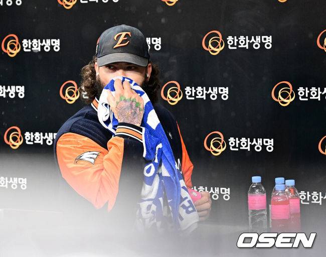 [OSEN=대전, 지형준 기자] 17일 오후 대전 한화생명볼파크에서 2025 신한 SOL Bank KBO리그 포스트시즌 플레이오프 1차전 한화 이글스와 삼성 라이온즈의 경기가 열렸다.한화는 폰세, 삼성은 가라비토를 선발 투수로 내세웠다.비가 내리는 가운데 한화 폰세가 경기를 준비하고 있다. 2025.10.17 /jpnews@osen.co.k