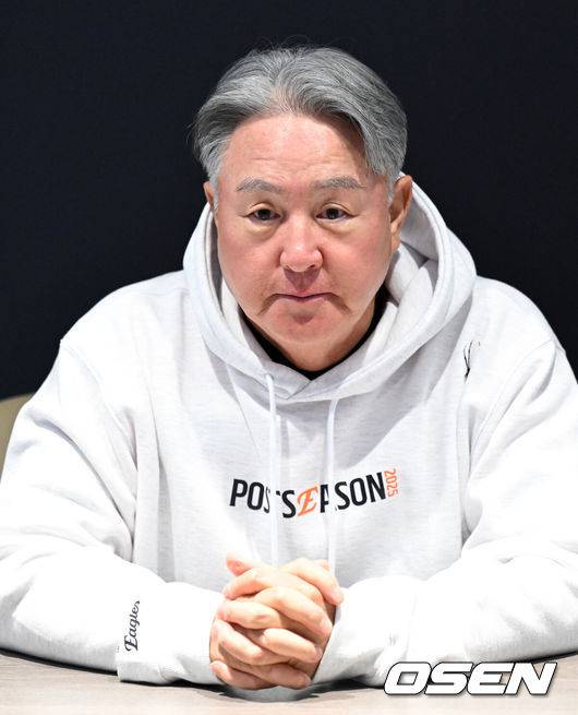 [OSEN=대전, 이대선 기자] 18일 오후 대전 한화생명볼파크에서 2025 신한 SOL Bank KBO리그 포스트시즌 플레이오프 1차전 한화 이글스와 삼성 라이온즈의 경기가 열렸다.한화는 폰세, 삼성은 가라비토를 선발 투수로 내세웠다.경기에 앞서 한화 김경문 감독이 인터뷰를 하고 있다. 2025.10.18 /sunday@osen.co.k